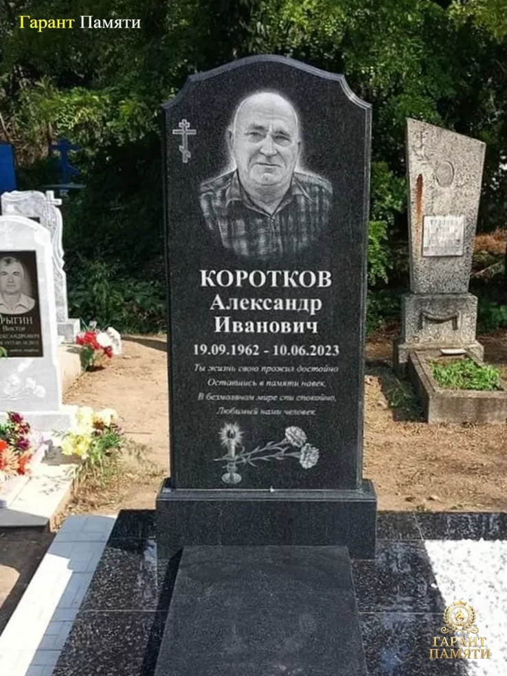 Памятник из гранита Ренесанс 12