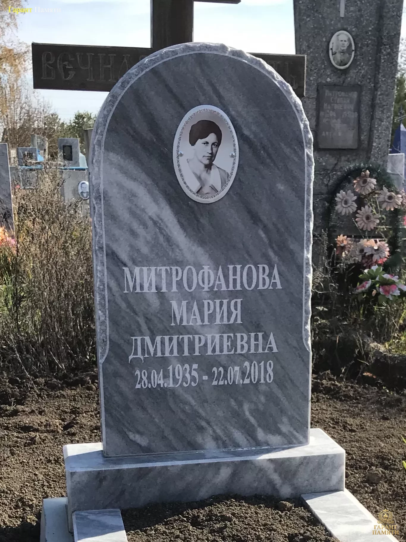 Памятник из мрамора Овал 12